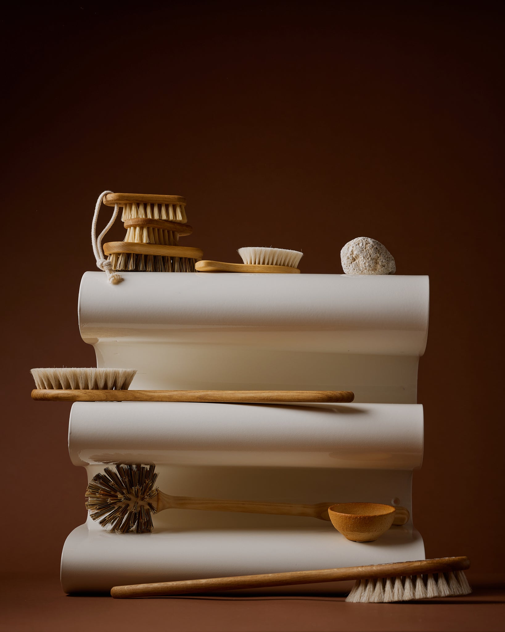 Bath brush with handle